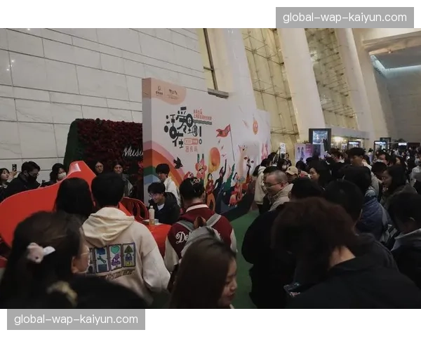 社交媒体互动流注入大屏 观众情绪波形实时指引现场氛围